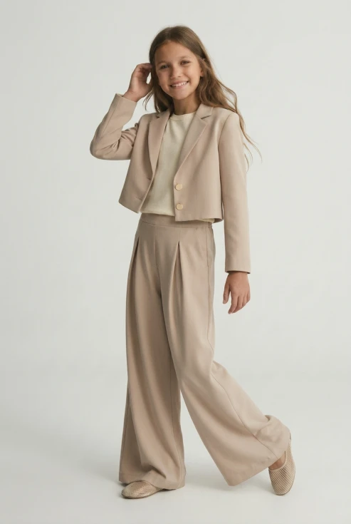 slávnostný dievčenský komplet emi v béžovej farbe, dievčenský komplet ZOYA Fashion, slávnostné detské oblečenie, komplet na prijímanie pre dievča, elegantný komplet pre dieťa, slovenské detské oblečenie