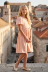 Šaty Sia ružové – celá postava na pozadí veže starého mesta