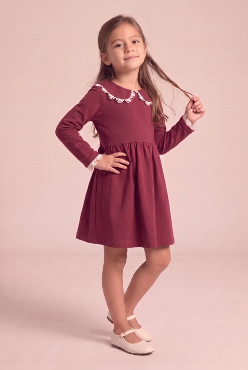 Dievčenské bavlnené šaty Estera bordové s golierikom lemovaným bielou čipkou a dlhým rukávom – spredu, celá postava